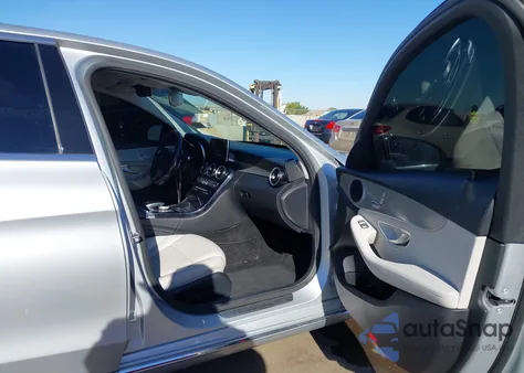 2016 Mercedes-Benz C 300 z USA, uszkodzony, nr VIN 55SWF4JB1GU170085